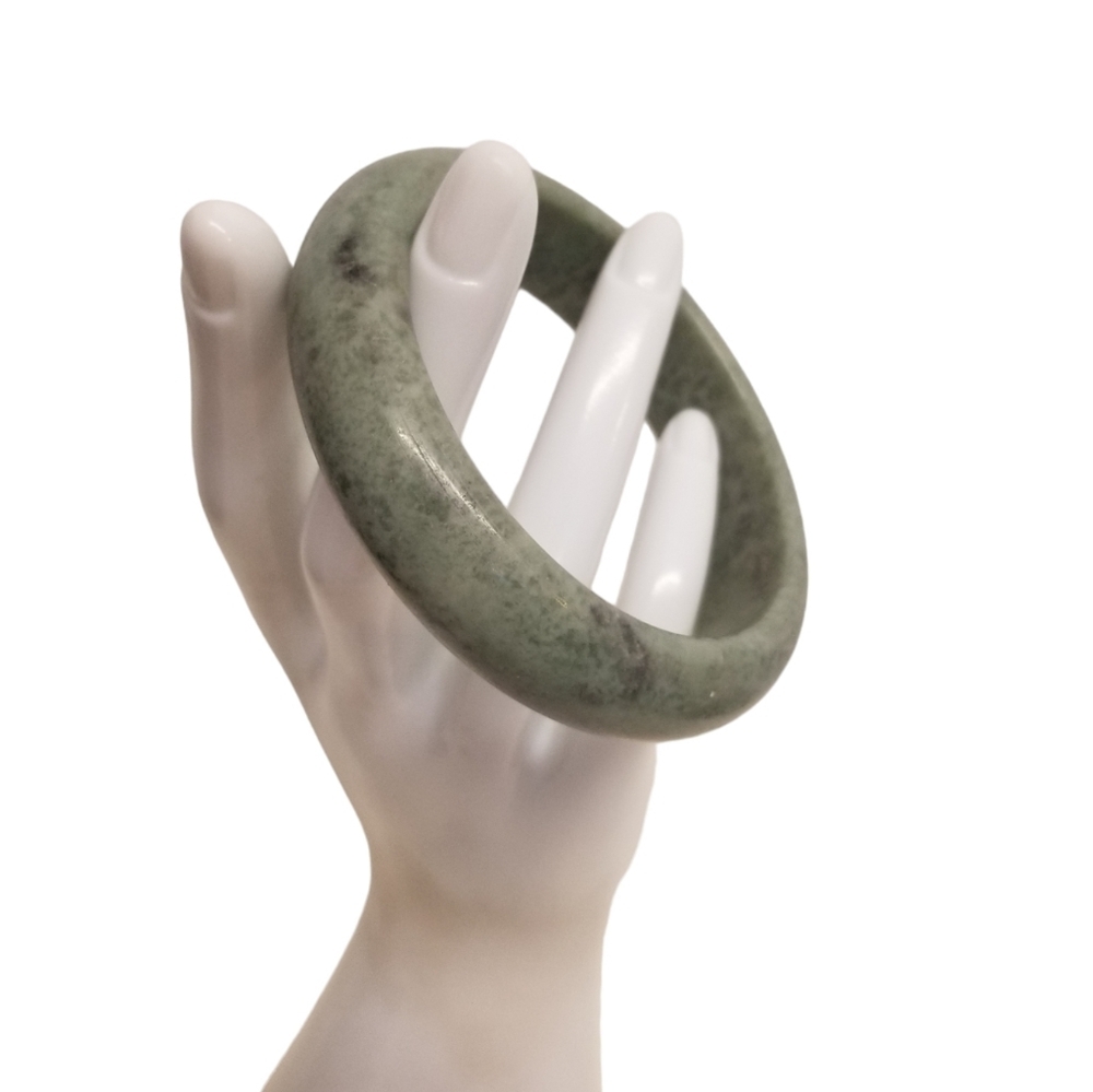 VINTAGE CARVED GENUINE NEPHRITE JADE BANGLE BRACELET